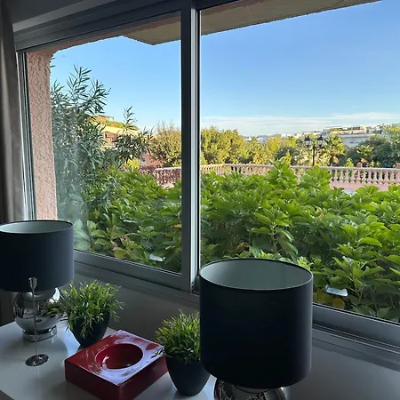 - 40 M2 Saint-Tropez